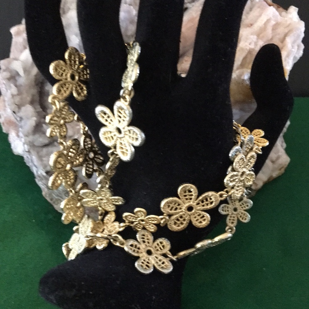 CHARMING CHARLIE FLOWER NECKLACE